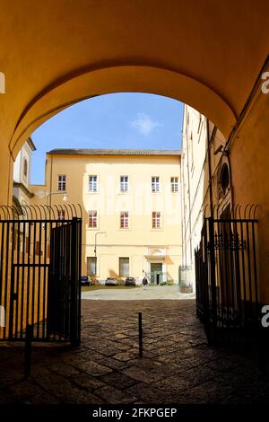 Neapel, Italien, 2. Mai 2021. Eingangsbogen im Innenhof der Kirche des Heiligen Dominikus. Stockfoto