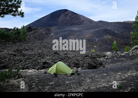 Naturtourismus in Sizilien Outdoor-Aktivität Abenteuer wild Camp Zelt In vulkanischer Landschaft des Ätna Parks Stockfoto