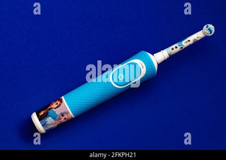 Frankfurt, Deutschland - 1. Mai 2021: Braun Oral-B wiederaufladbare Zahnbürste für Kinder ab 3 Jahren. Disney Frozen II Edition Stockfoto