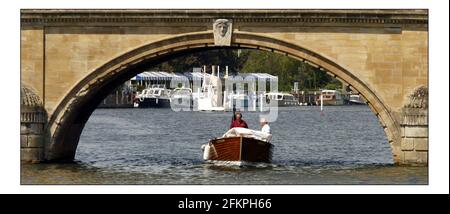 Herrlicher Sommer Henley über Thamespic David Sandison 27/5/2005 Stockfoto