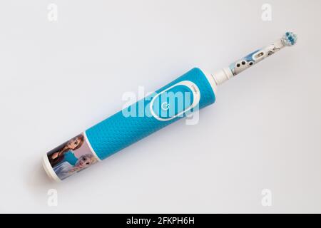 Frankfurt, Deutschland - 1. Mai 2021: Braun Oral-B wiederaufladbare Zahnbürste für Kinder ab 3 Jahren. Disney Frozen II Edition Stockfoto