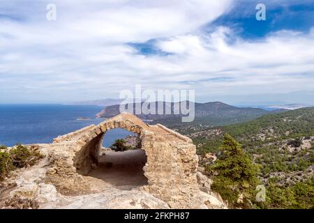 Schöne Aussicht auf die Ruinen einer Kirche auf Monolithos Castle, Rhodos Insel, Griechenland Stockfoto