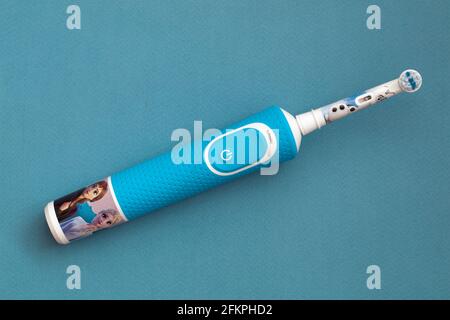 Frankfurt, Deutschland - 1. Mai 2021: Braun Oral-B wiederaufladbare Zahnbürste für Kinder ab 3 Jahren. Disney Frozen II Edition Stockfoto