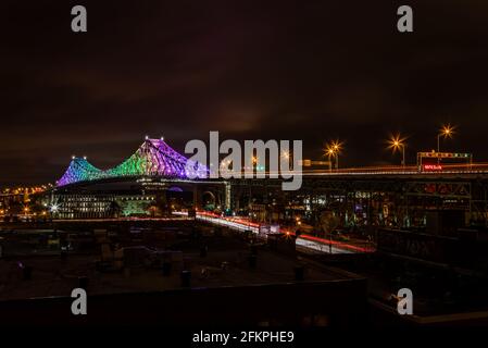 Jacques Cartier Brücke bei Nacht mit Lichtern Stockfoto