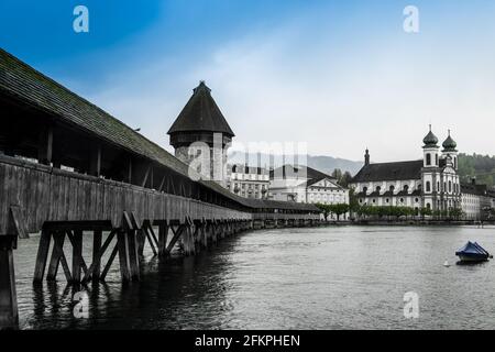 Landschaftsansicht der Kapellebrücke (Kappelbrücke) in Luzern, Schweiz Stockfoto