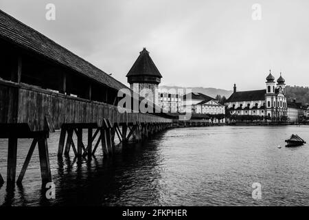 Landschaftsansicht der Kapellebrücke (Kappelbrücke) in Luzern, Schweiz Stockfoto