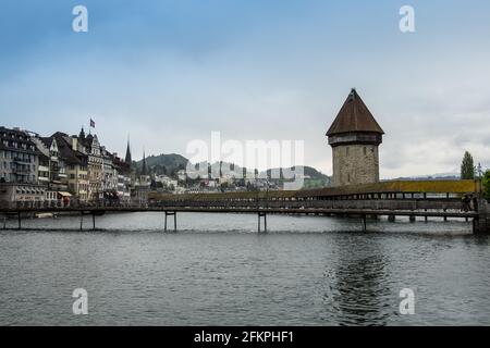 Landschaftsansicht der Kapellebrücke (Kappelbrücke) in Luzern, Schweiz Stockfoto