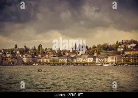 Landschaftsansicht des Sees und der Stadt Luzern, aufgenommen in Luzern, schweiz Stockfoto