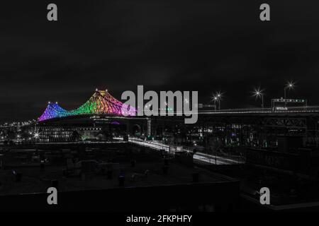 Jacques Cartier Brücke bei Nacht mit Lichtern Stockfoto