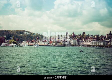 Landschaftsansicht des Sees und der Stadt Luzern, aufgenommen in Luzern, schweiz Stockfoto