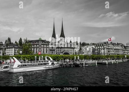 Landschaftsansicht des Sees und der Altstadt von Luzern mit touristischen Booten im Vordergrund, aufgenommen in Luzern, schweiz Stockfoto