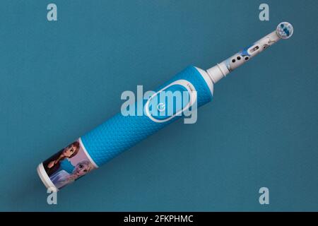 Frankfurt, Deutschland - 1. Mai 2021: Braun Oral-B wiederaufladbare Zahnbürste für Kinder ab 3 Jahren. Disney Frozen II Edition Stockfoto