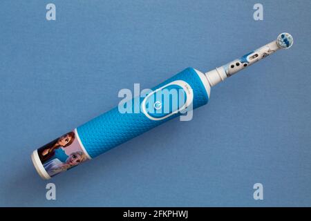 Frankfurt, Deutschland - 1. Mai 2021: Braun Oral-B wiederaufladbare Zahnbürste für Kinder ab 3 Jahren. Disney Frozen II Edition Stockfoto