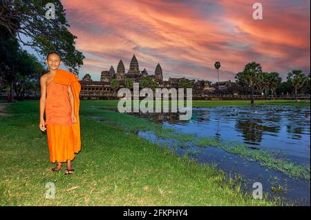 Ein buddhistischer Mönch im Tempel Angkor Wat bei Sonnenuntergang. Siem Reap. Kambodscha Stockfoto