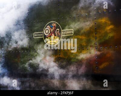 Dampf wirbelt um eine Dampflokomotive herum Stockfoto