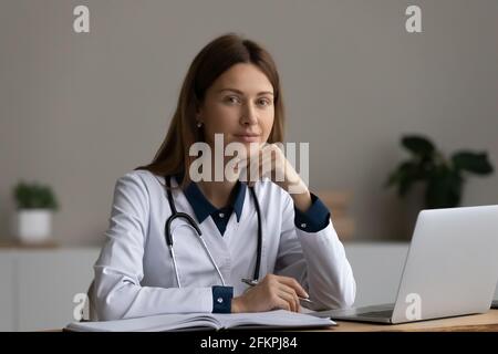 Porträt einer jungen kaukasischen Ärztin im Krankenhaus Stockfoto