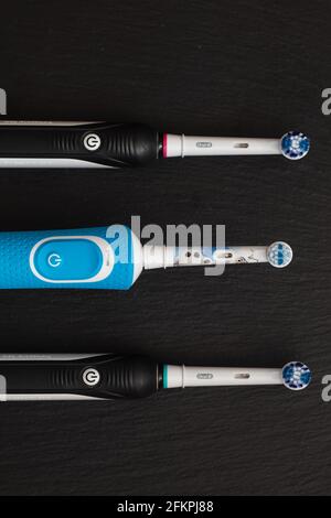 Frankfurt, Deutschland - 1. Mai 2021: Die elektrische Zahnbürste Oral-B Cross Action pro 750 black Edition und die wiederaufladbare Braun Oral-B Zahnbürste für Kinder ab 3 Jahren Stockfoto