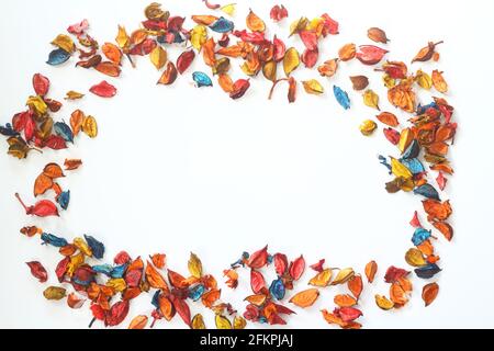 Blumenzusammensetzung. Rahmen aus getrockneten Rosenblüten, Blütenblättern und Blättern. Draufsicht mit Kopierbereich Stockfoto