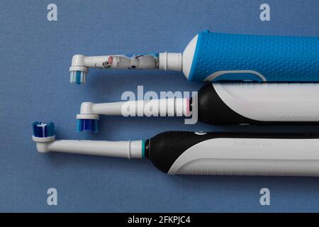 Frankfurt, Deutschland - 1. Mai 2021: Die elektrische Zahnbürste Oral-B Cross Action pro 750 black Edition und die wiederaufladbare Braun Oral-B Zahnbürste für Kinder ab 3 Jahren Stockfoto