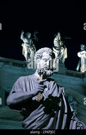 Statue des heiligen Petrus mit den Schlüsseln zur Kirche vor dem Petersdom, Vatikan, Rom, Italien. Stockfoto