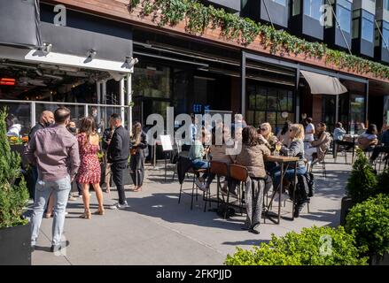 New York, USA. Mai 2021. Am Samstag, den 1. Mai 2021, trinken Sie im Chester im Meatpacking District in New York unter freiem Himmel. (Foto von Richard B. Levine) Quelle: SIPA USA/Alamy Live News Stockfoto