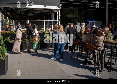 New York, USA. Mai 2021. Am Samstag, den 1. Mai 2021, trinken Sie im Chester im Meatpacking District in New York unter freiem Himmel. (Foto von Richard B. Levine) Quelle: SIPA USA/Alamy Live News Stockfoto