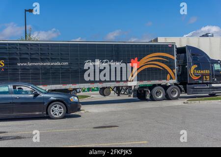 Toronto, Kanada, April 2021 - Farmers Trans Canada Transport Company bietet Transport- und Logistikdienstleistungen für den Versand in ganz Nordamerika Stockfoto