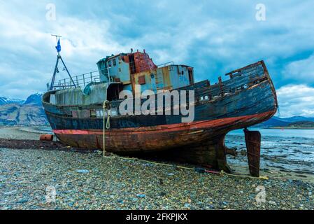 Ein alter Trawler brach am Ufer des Loch Eil in der Nähe von Fort William in der Region Lochaber, Schottland, Großbritannien, auf Stockfoto