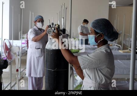 Kalkutta, Indien. Mai 2021. Medizinisches Personal bereitet einen Sauerstoffsalon für COVID-19-Patienten in Kalkutta, Indien, 3. Mai 2021 vor. In Indien wurden in den letzten 24 Stunden insgesamt 368,147 neue COVID-19-Fälle gemeldet, was einer Gesamtzahl von 19,925,604 entspricht, so das Gesundheitsministerium am Montag. Quelle: Str/Xinhua/Alamy Live News Stockfoto