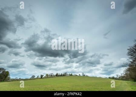 Chorleywood, Großbritannien. 3 Mai 2021. Wetter in Großbritannien: Am Montag, den frühen Bankfeiertag im Mai, versammeln sich über dem Chorleywood House Estate, Hertfordshire, bedrohliche graue Wolken. Es wird prognostiziert, dass sich die Bedingungen gegen Ende des Tages mit starken Regenfällen und starken Winden verschlechtern werden. Kredit: Stephen Chung / Alamy Live Nachrichten Stockfoto