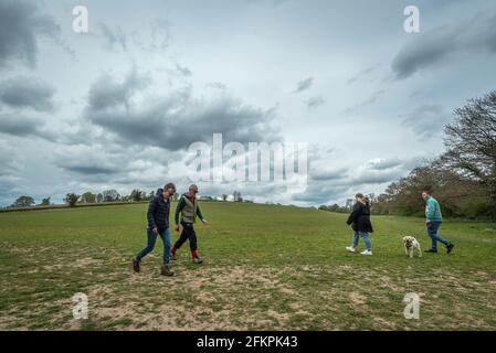 Chorleywood, Großbritannien. 3 Mai 2021. UK Wetter: Menschen, die am Montag, den frühen Bankfeiertag im Mai, unter bedrohlichen grauen Wolken über dem Chorleywood House Estate, Hertfordshire, wandern. Es wird prognostiziert, dass sich die Bedingungen gegen Ende des Tages mit starken Regenfällen und starken Winden verschlechtern werden. Kredit: Stephen Chung / Alamy Live Nachrichten Stockfoto