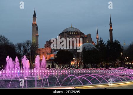 Abendansicht der rosa Lichter im Brunnen vor dem berühmten Wahrzeichen Hagia Sophia in Istanbul, Türkei. Foto aufgenommen am 18. Januar 2015. Stockfoto