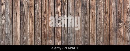 Rustikale alte braun-graue Holzwand in Panorama-Nahaufnahme Stockfoto