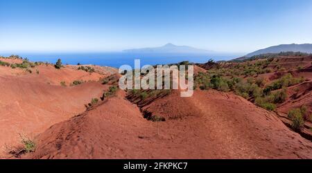 La Gomera, oberhalb von Agulo - Wanderweg durch die Landschaft der roten Erde Stockfoto