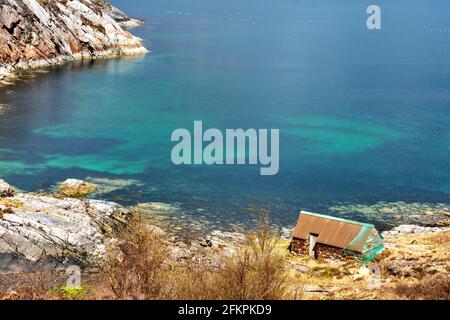 SHIELDAIG WESTER ROSS HIGHLANDS SCHOTTLAND EINE KLEINE STEINHÜTTE FÜR FISCHERMÄNNER AM UFER DES OBEREN LOCH TORRIDON Stockfoto