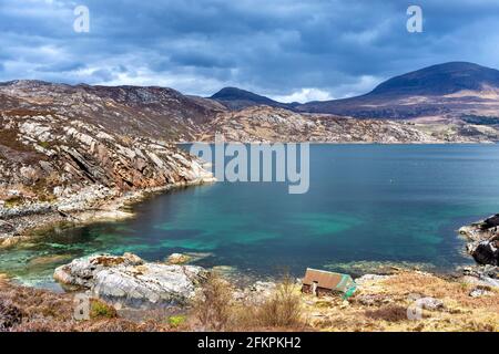 SHIELDAIG WESTER ROSS HIGHLANDS SCHOTTLAND KLEINER STEIN FISCHERMÄNNER HÜTTE AUF DAS UFER DES OBEREN LOCH TORRIDON Stockfoto