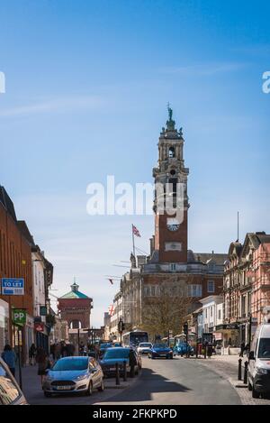 Colchester Essex, Blick im Sommer auf die Colchester High Street mit dem viktorianischen Rathaus-Uhrenturm und dem Jumbo-Turm vor der Skyline, Essex UK Stockfoto