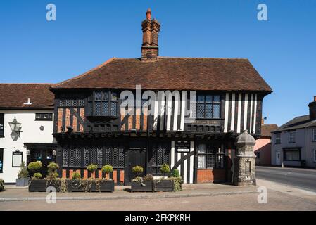 Blick auf das Old Siege House in Colchester, ein C16-Gebäude, das noch immer Einschusslöcher in seinen Hölzern aus der Belagerung von Colchester (1648), Essex, Großbritannien, zeigt Stockfoto