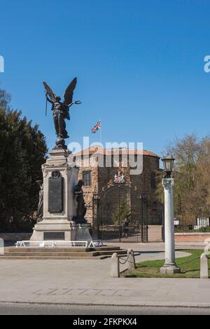 Colchester war Memorial, Ansicht des Kriegsdenkmals in Cowdray Crescent am Eingang zum Colchester Castle Park, Essex, England, Großbritannien Stockfoto