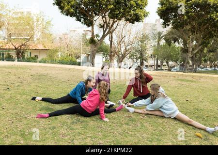 Eine Gruppe von Mädchen, die draußen Yoga praktizieren Stockfoto
