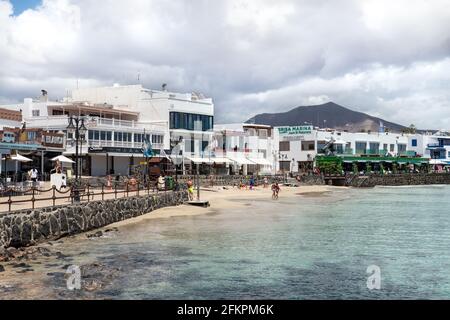 Playa Blanca, Spanien; 28. April 2021: Playa Blanca Strand im Stadtzentrum, Lanzarote Stockfoto