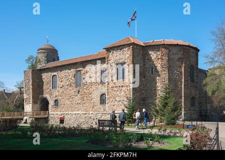 Schloss in Großbritannien, Blick im Sommer auf das Colchester Castle, ein normannisches Bauwerk, das auf den Fundamenten des römischen Tempels von Claudius, Essex, England, Großbritannien, erbaut wurde Stockfoto