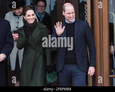 Der Herzog von Cambridge und die Herzogin von Cambridge winken den wartenden Massen zu, als sie den berühmten Blackpool Tower verlassen. 6. März 2019. Bitte byline: Vantagenews.com Stockfoto