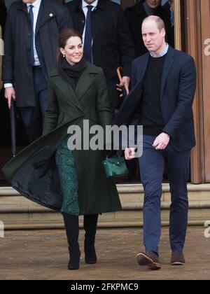 Der Herzog von Cambridge und die Herzogin von Cambridge winken den wartenden Massen zu, als sie den berühmten Blackpool Tower verlassen. 6. März 2019. Bitte byline: Vantagenews.com Stockfoto