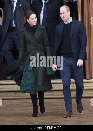 Der Herzog von Cambridge und die Herzogin von Cambridge winken den wartenden Massen zu, als sie den berühmten Blackpool Tower verlassen. 6. März 2019. Bitte byline: Vantagenews.com Stockfoto