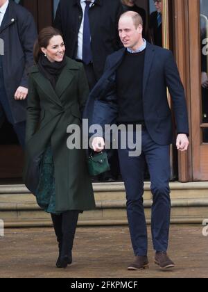 Der Herzog von Cambridge und die Herzogin von Cambridge winken den wartenden Massen zu, als sie den berühmten Blackpool Tower verlassen. 6. März 2019. Bitte byline: Vantagenews.com Stockfoto