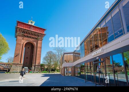 Colchester Essex, Blick im Sommer auf das Mercury Theatre und den Jumbo Water Tower am Balkerne Gate im Zentrum von Colchester, Essex, Großbritannien Stockfoto