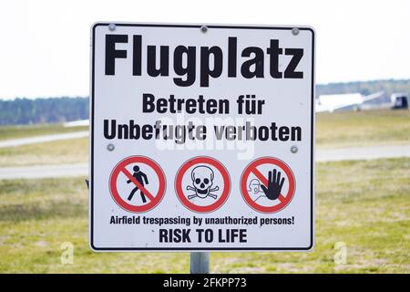 Verbotsschild am Flugplatz in deutscher Sprache. Zutritt für unbefugte Personen verboten. Warnschilder. Stockfoto