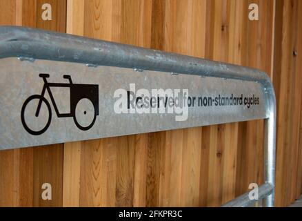 Fahrradparkplätze, die für nicht-Standard-Fahrräder konzipiert und für diese reserviert sind, befinden sich am Fahrradknotenpunkt des bahnhofs kingston, surrey, england Stockfoto