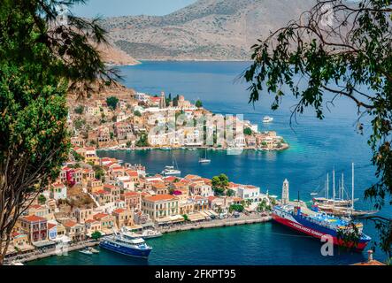 Panoramablick auf Symi von oben. Symi ist eine kleine Insel des Dodekanes, die die Besucher mit der ruhigen Atmosphäre und dem fabelhaften Architekten begeistert Stockfoto